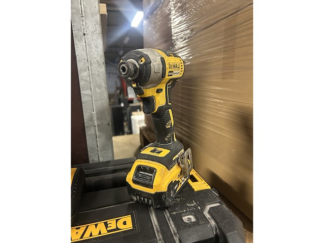 Slagschroevendraaier, 1x multitool, 2x koffer, 3x accu, 1x lader, dewalt, dcf887n, dcs356 - afbeelding 4 van  6
