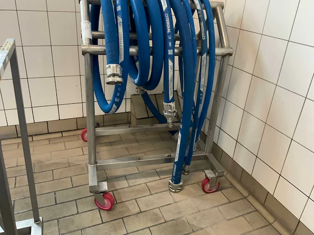 Slangentrolley met slangen - afbeelding 2 van  4