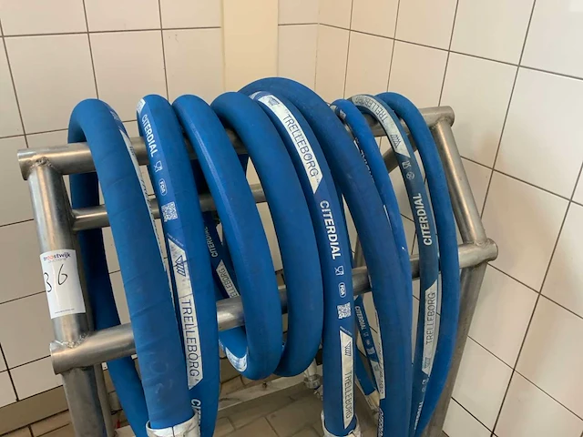 Slangentrolley met slangen - afbeelding 4 van  4