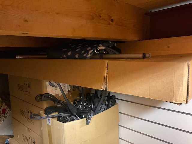 Slatwall wandhaken en plateaus lamellenwand - afbeelding 6 van  21