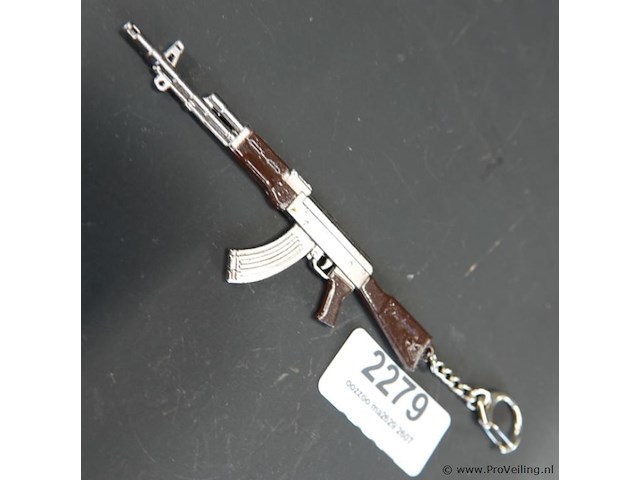 Sleutelhanger in de vorm van een metalen ak-47 geweer - afbeelding 1 van  5