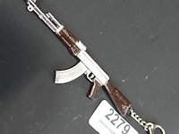 Sleutelhanger in de vorm van een metalen ak-47 geweer - afbeelding 1 van  5