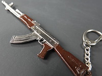 Sleutelhanger in de vorm van een metalen ak-47 geweer - afbeelding 2 van  5