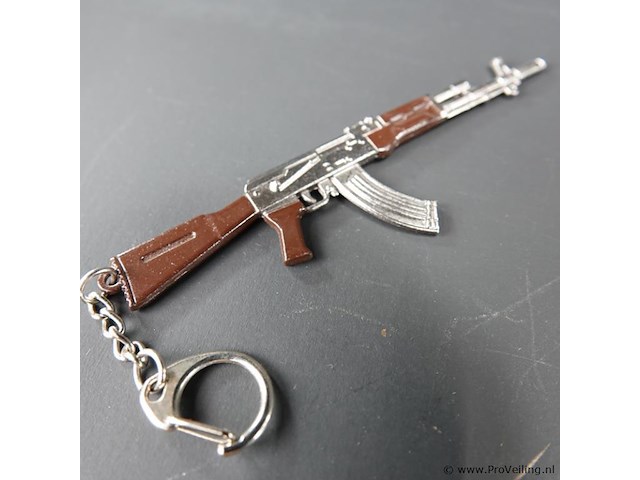 Sleutelhanger in de vorm van een metalen ak-47 geweer - afbeelding 3 van  5