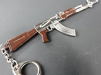 Sleutelhanger in de vorm van een metalen ak-47 geweer - afbeelding 3 van  5