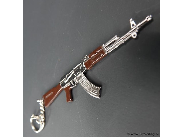 Sleutelhanger in de vorm van een metalen ak-47 geweer - afbeelding 4 van  5