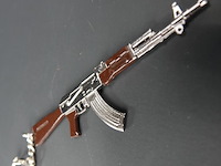 Sleutelhanger in de vorm van een metalen ak-47 geweer - afbeelding 4 van  5
