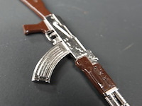 Sleutelhanger in de vorm van een metalen ak-47 geweer - afbeelding 5 van  5