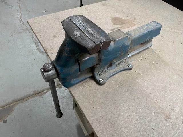 Slijpmachine, bankschroef en werktafel - afbeelding 2 van  12