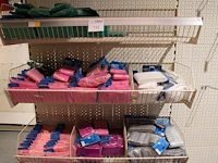 Slingers in diverse maten, kleuren en uitvoeringen in vijf manden en tas. - afbeelding 3 van  4