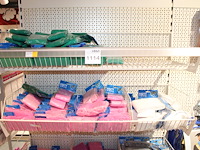 Slingers in diverse maten, kleuren en uitvoeringen op wandschap. - afbeelding 3 van  4