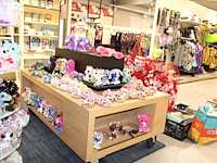 Sloffen en knuffels op verrijdbare showmeubel in diverse soorten w.o. ty en lumostars, ruim 80 stuks. - afbeelding 1 van  3