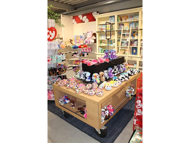 Sloffen en knuffels op verrijdbare showmeubel in diverse soorten w.o. ty en lumostars, ruim 80 stuks. - afbeelding 2 van  3