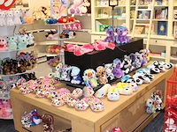 Sloffen en knuffels op verrijdbare showmeubel in diverse soorten w.o. ty en lumostars, ruim 80 stuks. - afbeelding 2 van  3