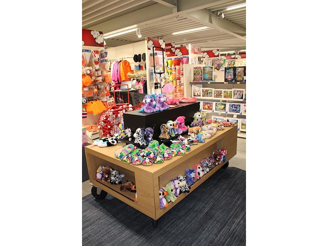 Sloffen en knuffels op verrijdbare showmeubel in diverse soorten w.o. ty en lumostars, ruim 80 stuks. - afbeelding 3 van  3