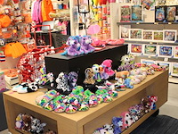 Sloffen en knuffels op verrijdbare showmeubel in diverse soorten w.o. ty en lumostars, ruim 80 stuks. - afbeelding 3 van  3