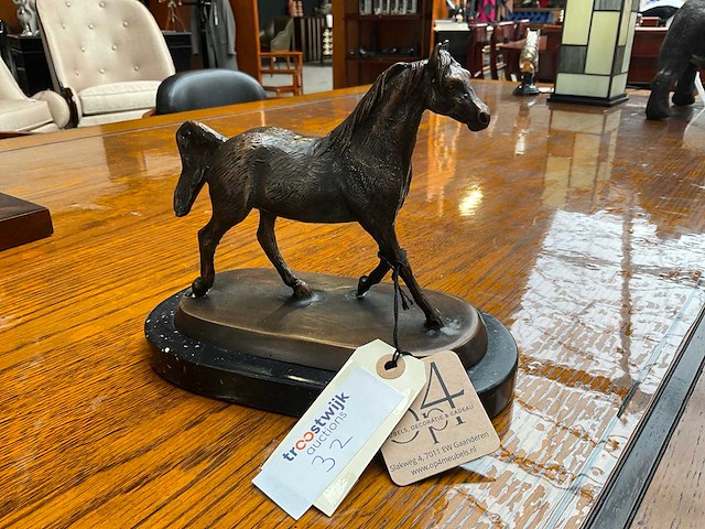 Small horse on marble statue - afbeelding 1 van  3