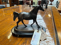 Small horse on marble statue - afbeelding 2 van  3