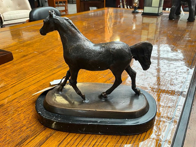 Small horse on marble statue - afbeelding 3 van  3