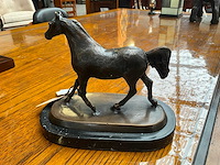 Small horse on marble statue - afbeelding 3 van  3