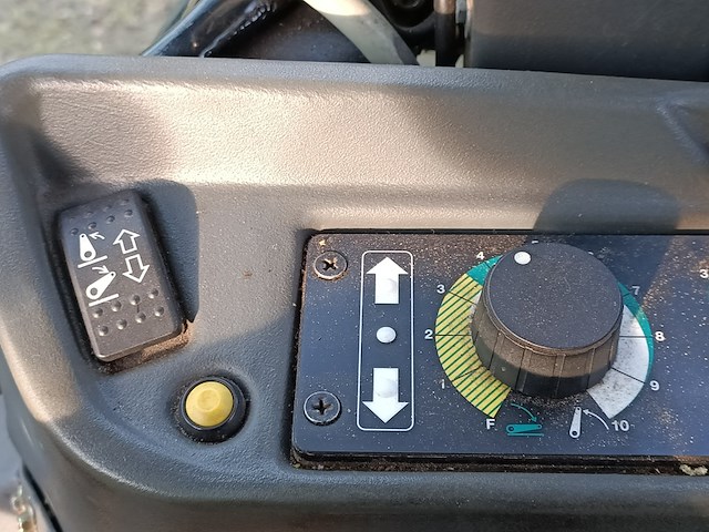 Smalspoor tractor, claas, nectis 247vl met maai hark installatie, 2009 - afbeelding 19 van  31