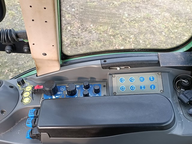 Smalspoor tractor, fendt 211f vario tms, 211f vario tms, 2010 - afbeelding 24 van  47