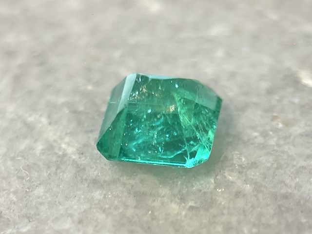 Smaragd - 0.90 carat natuurlijke colombiaanse smaragd - afbeelding 3 van  4