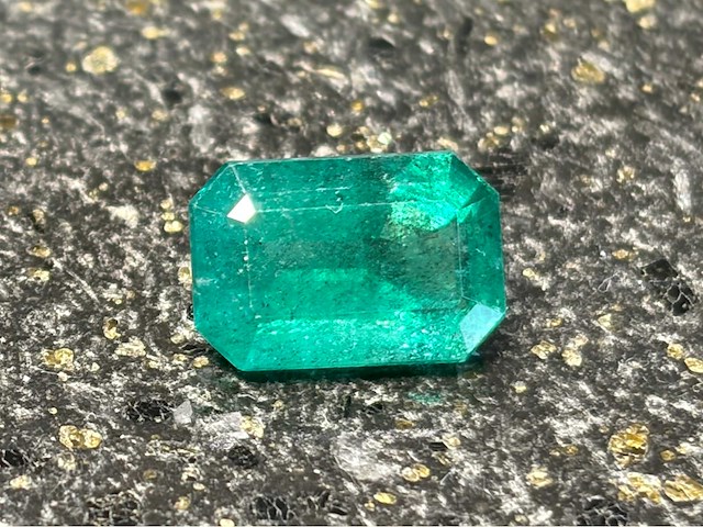Smaragd 5.80 carat natuurlijke smaragd - afbeelding 1 van  6