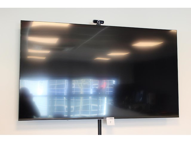 Smart tv chiq 65 inch met wandbeugel, afstandsbediening en webcam. - afbeelding 1 van  3