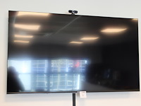 Smart tv chiq 65 inch met wandbeugel, afstandsbediening en webcam.