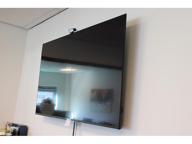 Smart tv chiq 65 inch met wandbeugel, afstandsbediening en webcam. - afbeelding 2 van  3