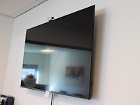 Smart tv chiq 65 inch met wandbeugel, afstandsbediening en webcam. - afbeelding 2 van  3