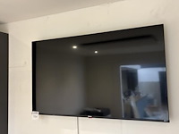 Smart tv hisense 50 inch met muurbeugel en afstandsbediening. - afbeelding 1 van  3