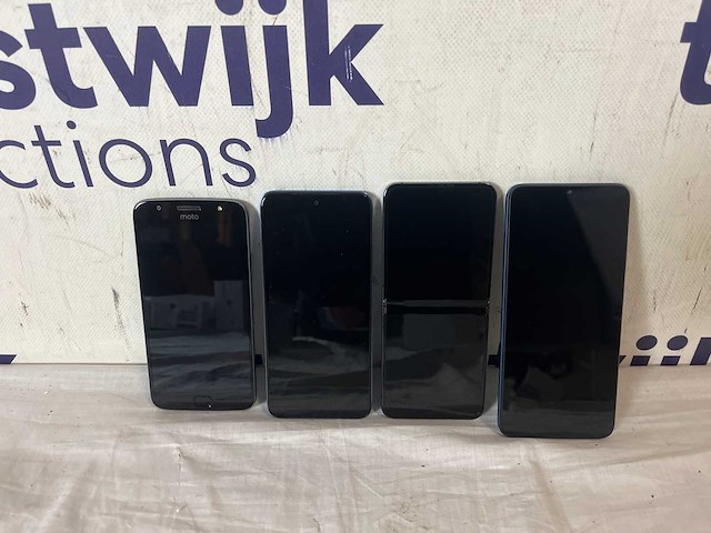 Smartphone xiaomi 12c blue + samsung galaxy z flip5 - 256gb - afbeelding 1 van  1