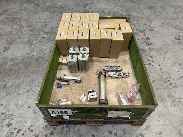 Smc - partij pneumatische componenten (cilinders & accessoires) - afbeelding 1 van  8