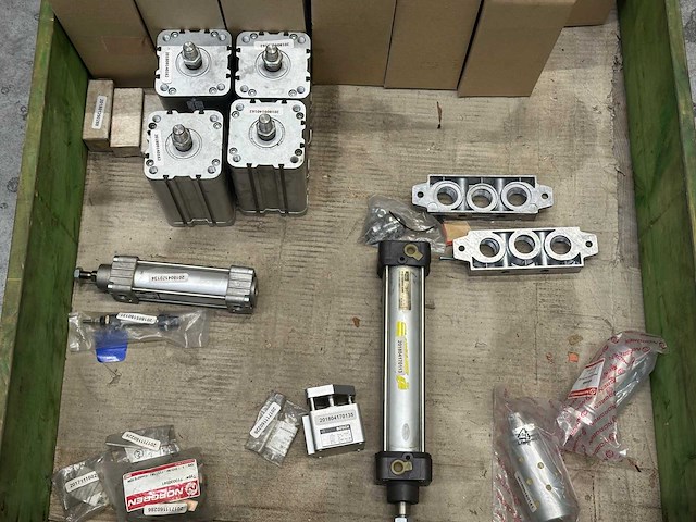 Smc - partij pneumatische componenten (cilinders & accessoires) - afbeelding 2 van  8