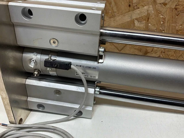 Smc mgcmf32-s7585-200 geleide pneumatische cilinder - afbeelding 14 van  17