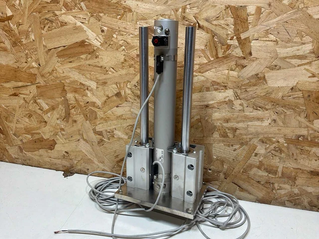 Smc mgcmf32-s7585-200 geleide pneumatische cilinder - afbeelding 1 van  17
