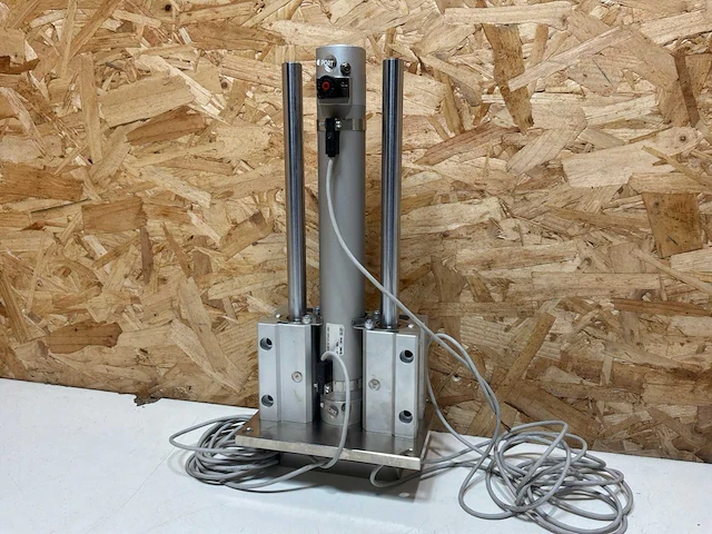 Smc mgcmf32-s7585-200 geleide pneumatische cilinder - afbeelding 16 van  17