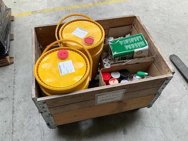 Smeermiddelen, kit en schoonmaakmiddelen - afbeelding 1 van  6