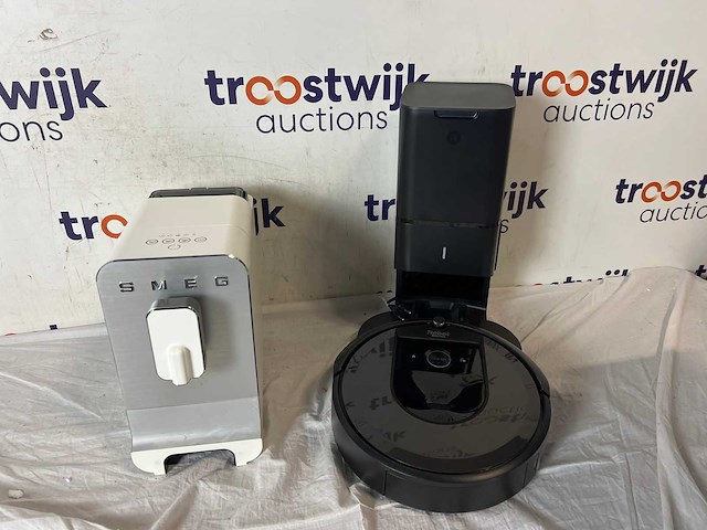 Smeg bbc13 koffiemachine | irobot i7+ robotstofzuiger - afbeelding 1 van  1