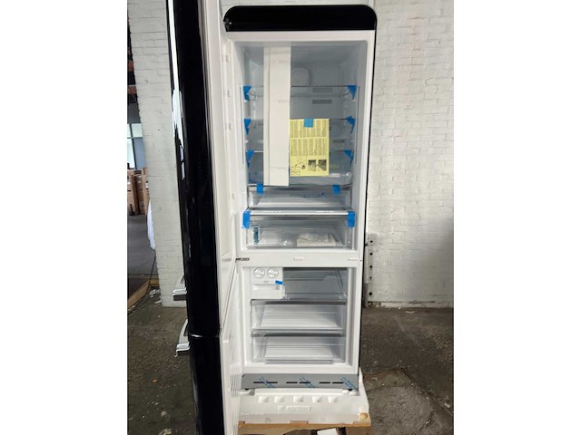 Smeg fab38lbl5 koel- en vriescombinatie scharnier links zwart - afbeelding 2 van  4