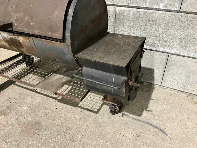 Smoker barbecue - afbeelding 8 van  8