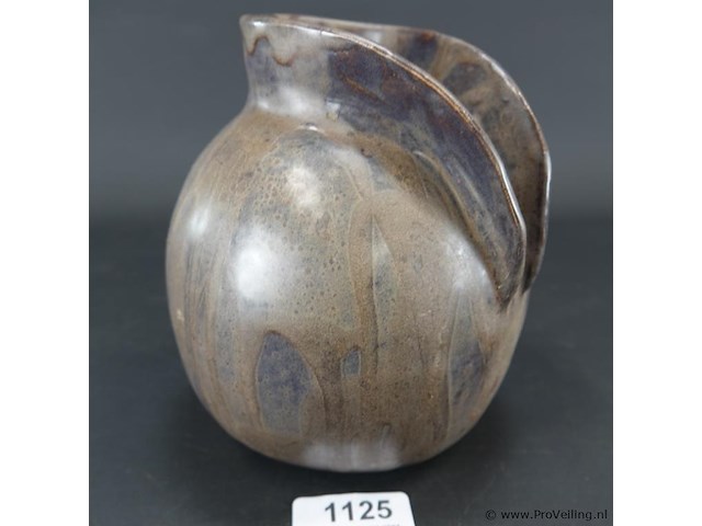 Snavelkan of schenkkan waarschijnlijk plateelbakkerij schoonhoven, ontworpen door frans van katwijk met decor 'carla'. - afbeelding 1 van  5