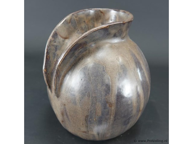 Snavelkan of schenkkan waarschijnlijk plateelbakkerij schoonhoven, ontworpen door frans van katwijk met decor 'carla'. - afbeelding 2 van  5