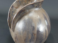 Snavelkan of schenkkan waarschijnlijk plateelbakkerij schoonhoven, ontworpen door frans van katwijk met decor 'carla'. - afbeelding 2 van  5