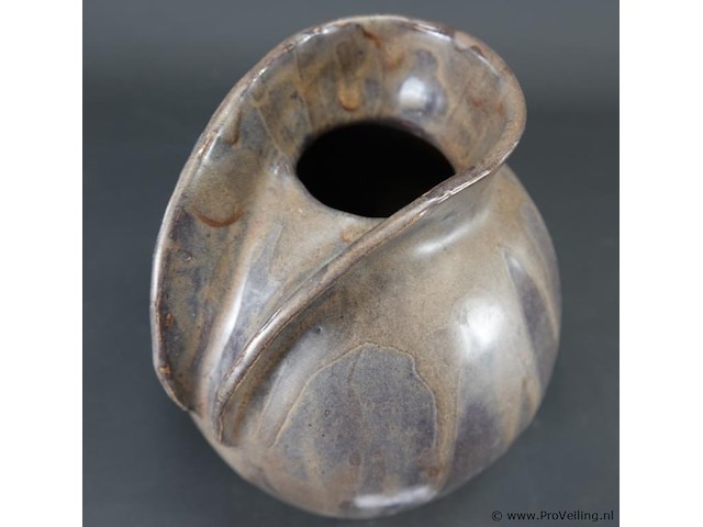 Snavelkan of schenkkan waarschijnlijk plateelbakkerij schoonhoven, ontworpen door frans van katwijk met decor 'carla'. - afbeelding 3 van  5