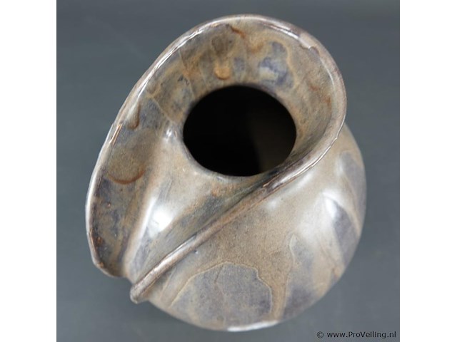 Snavelkan of schenkkan waarschijnlijk plateelbakkerij schoonhoven, ontworpen door frans van katwijk met decor 'carla'. - afbeelding 4 van  5