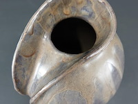 Snavelkan of schenkkan waarschijnlijk plateelbakkerij schoonhoven, ontworpen door frans van katwijk met decor 'carla'. - afbeelding 4 van  5