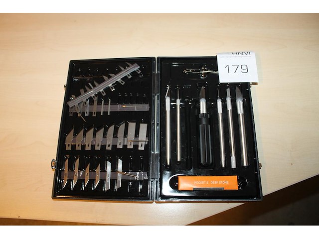 Snijset. in koffer. - afbeelding 1 van  1